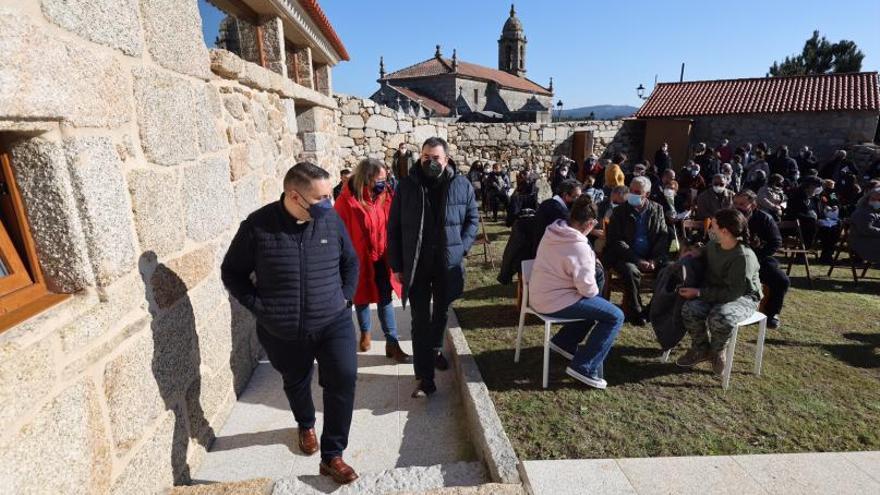 El conselleiro de Cultura, Román Rodríguez (2º izq.), cuando el domingo anunció en San Vicente de O Grove que Adro Vello disfrutará de los privilegios de un BIC a partir del 8 de febrero. 