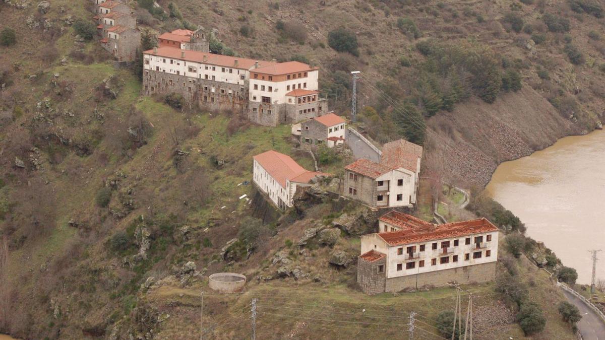 Vista general del poblado de Castro, mirando al Duero y junto al salto hidroeléctrico de Iberdrola. | L. O. Z.