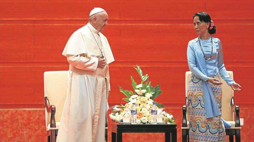 El Papa elude citar a los rohinyás ante Suu Kyi