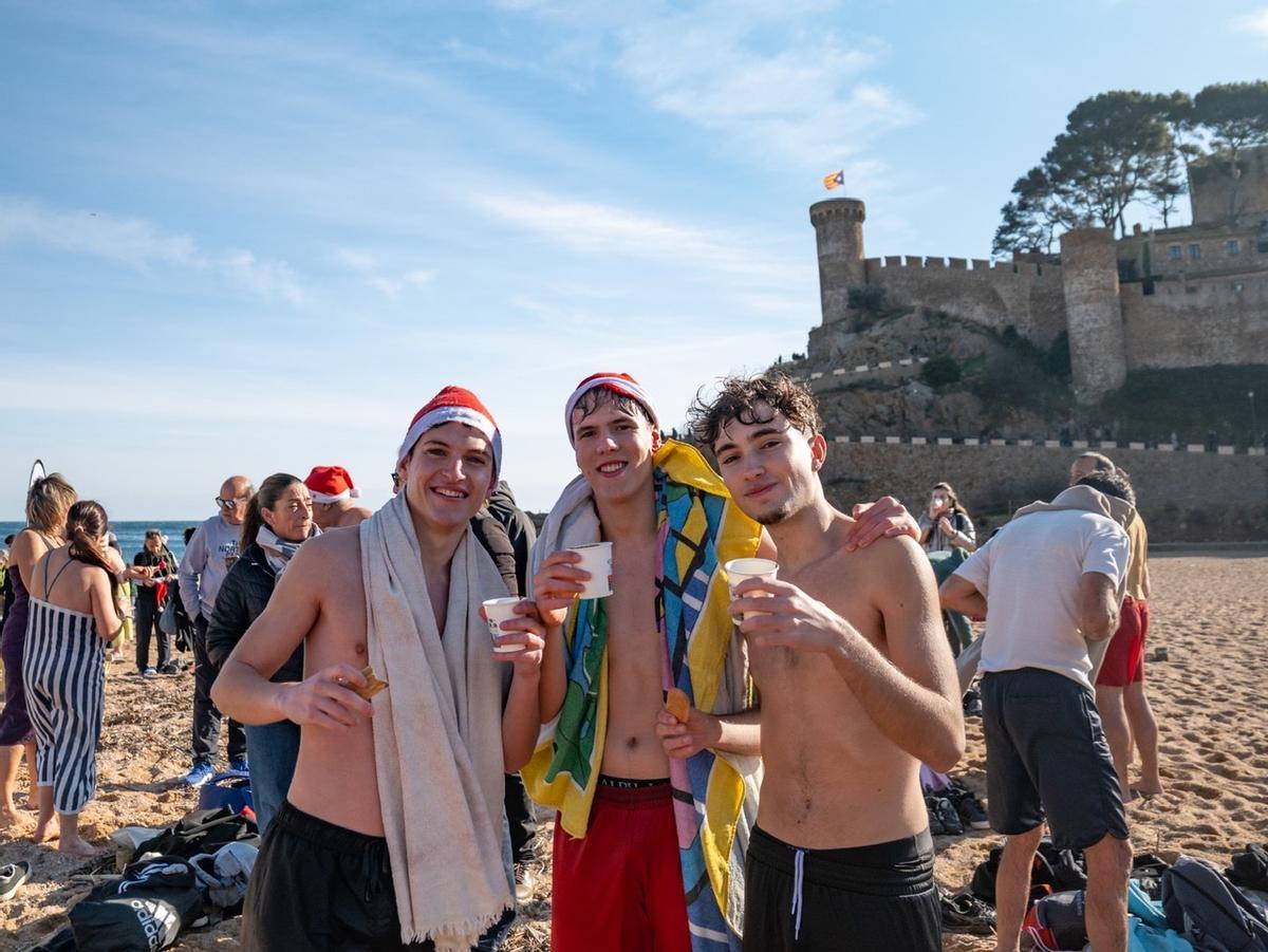 Les imatges del primer bany de l'any a Tossa de Mar