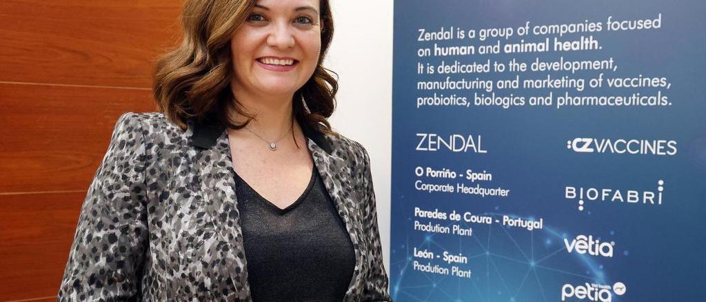 La microbióloga María del Mar Tomás, en Vigo, con el Premio Zendal de salud humana.