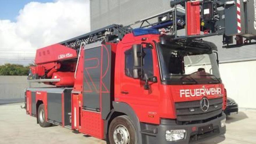 Alicante mejora  la flota de los bomberos con dos  nuevos camiones