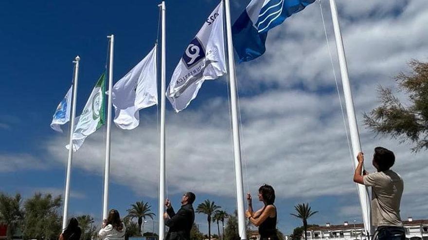 Empuriabrava llueix cinc banderes  de qualitat ambiental