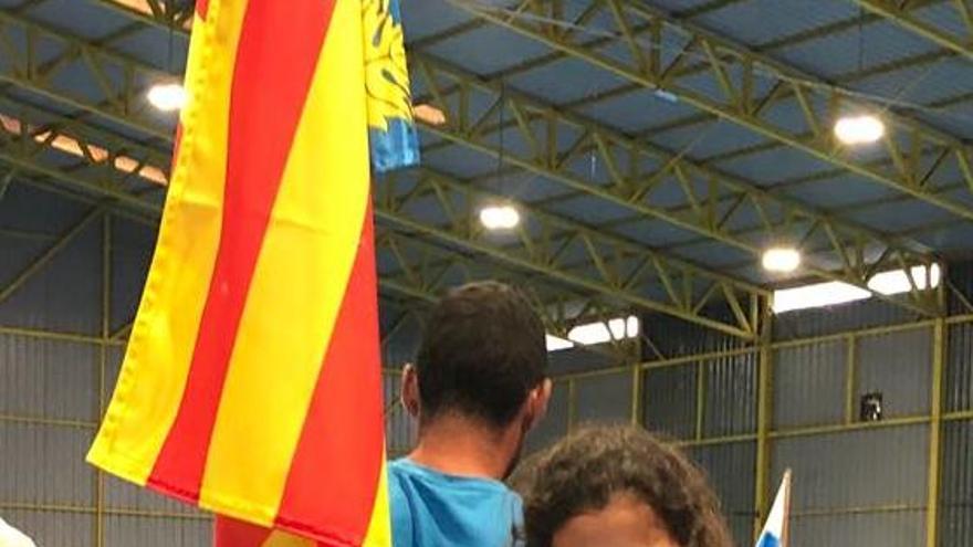 Nuria Sarganella sostiene la bandera de la Comunidad Valenciana.
