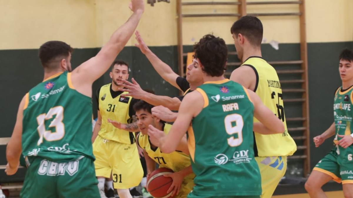 Alejandro Pastor (El Carmen) protege el balón ante varios rivales del 4Life Málaga.