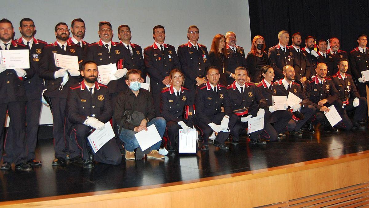 Comandaments de Mossos de l’ABP de Figueres, amb els agents que han estat felicitats, acompanyats per Núria Escarpanter i Sònia Martínez