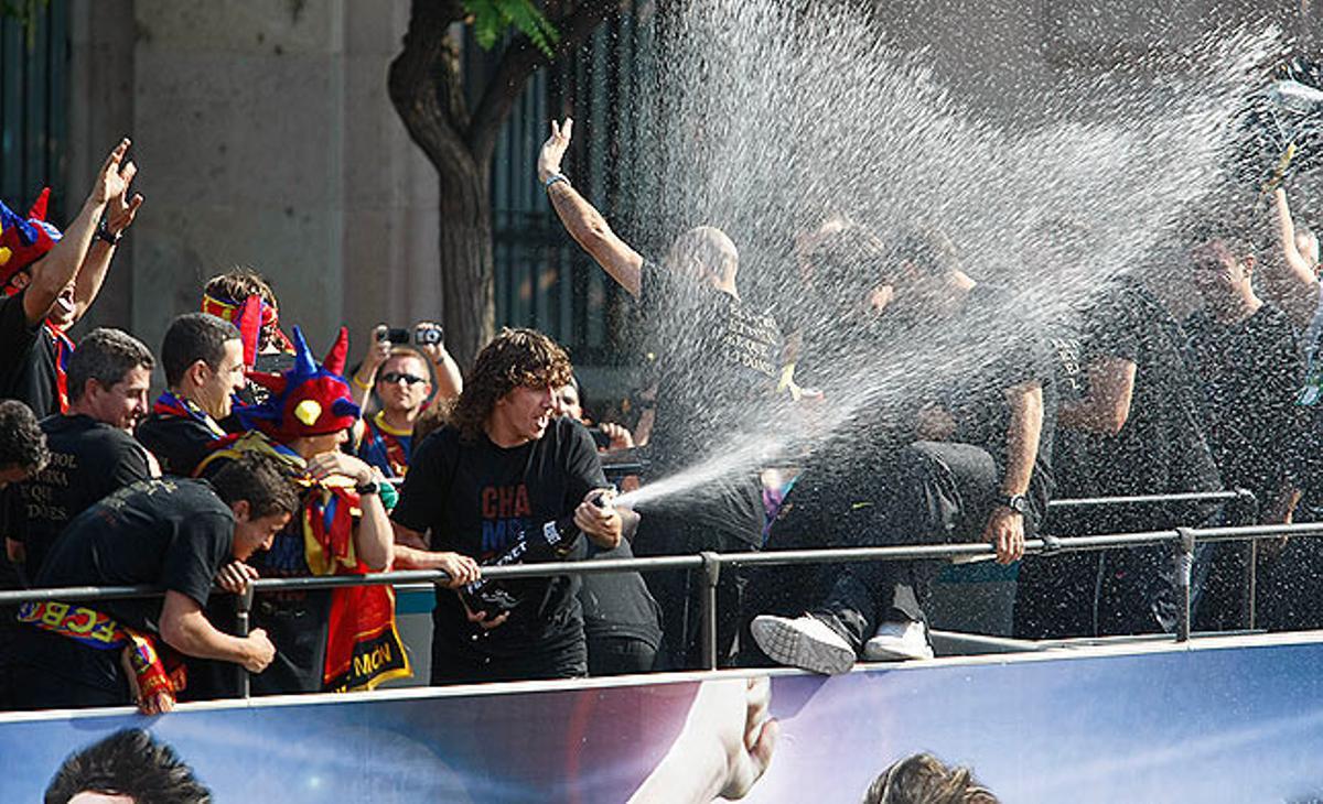 El capità del Barcelona, Carles Puyol, en les celebracions durant la rua.
