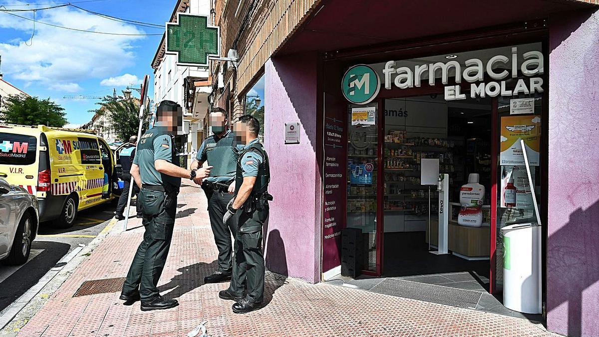 Agentes de la Guardia Civil, ayer, junto a la farmacia de El Molar (Madrid).  | // EFE