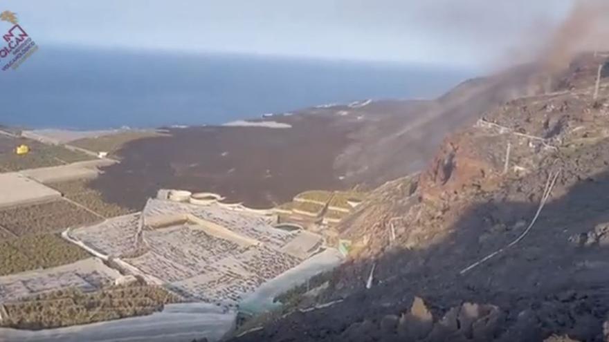 Avance de la lava del volcán de La Palma en el cantil desde el mirador de Las Hoyas (8/12/2021)