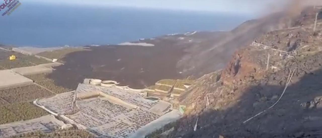 Avance de la lava del volcán de La Palma en el cantil desde el mirador de Las Hoyas (8/12/2021)