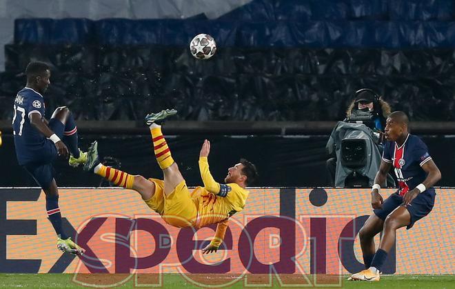 Leo Messi en el partido de Champions League entre el Paris Saint Germain y el FC Barcelona disputado en el Parc des Princes.