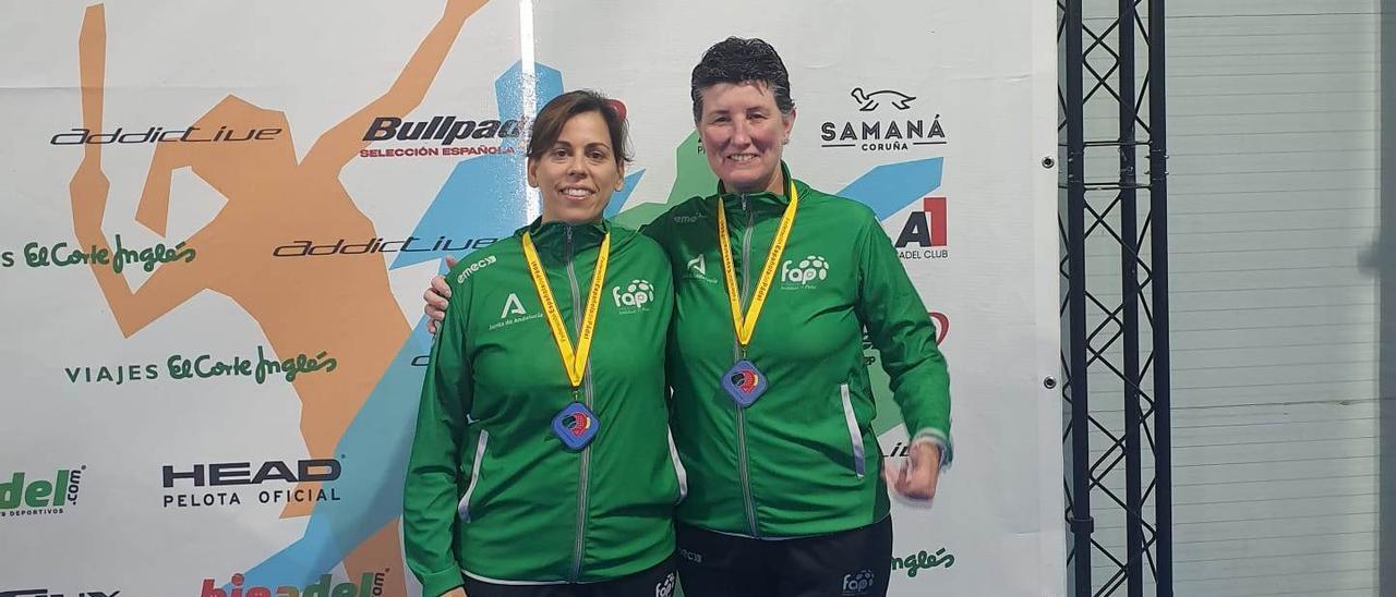 Mari Carmen Aranda y Esther de Jaime, con las medallas conseguidas en el Campeonato de España de pádel de veteranos.