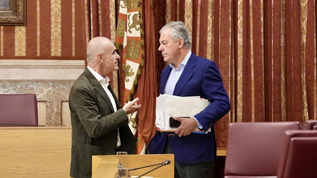 El alcalde de Sevilla, José Luis Sanz, y el portavoz del grupo socialista, Antonio Muñoz, en un pleno en una imagen de archivo.