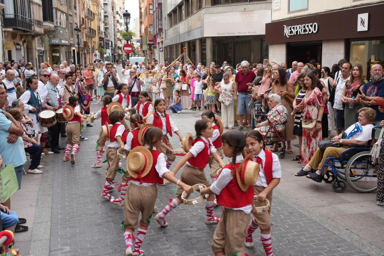Castelló recibe con honores al Santísimo en la procesión del Corpus Christi