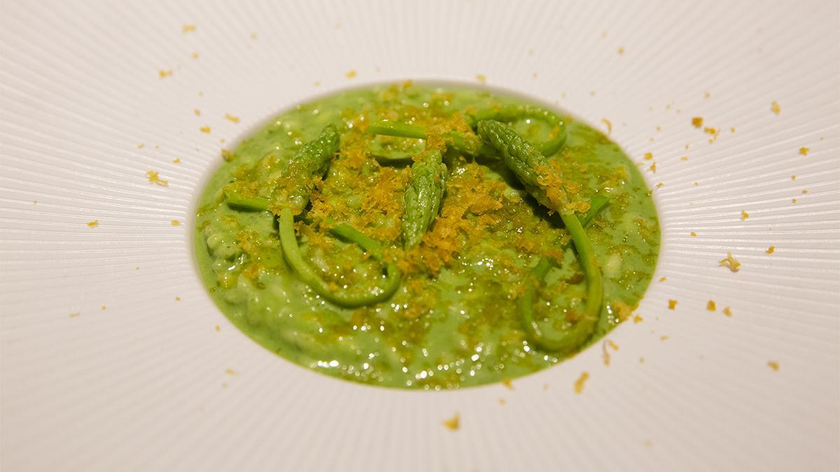 El 'risotto' con clorofila y espárragos verdes.