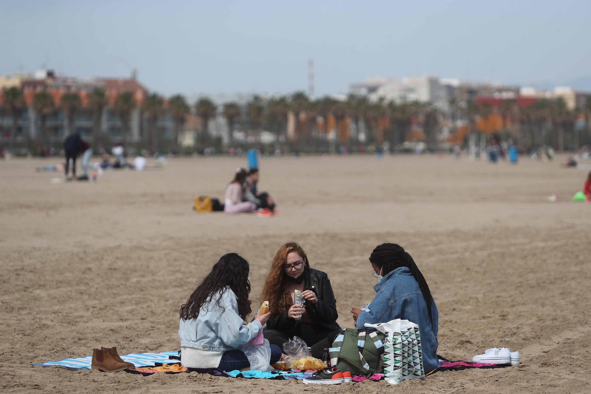 Playas, paseos y terrazas, llenos por el buen tiempo