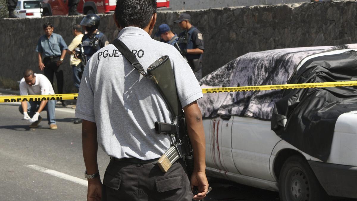 El coche en el que asesinaron al periodista Fredid Román en México.