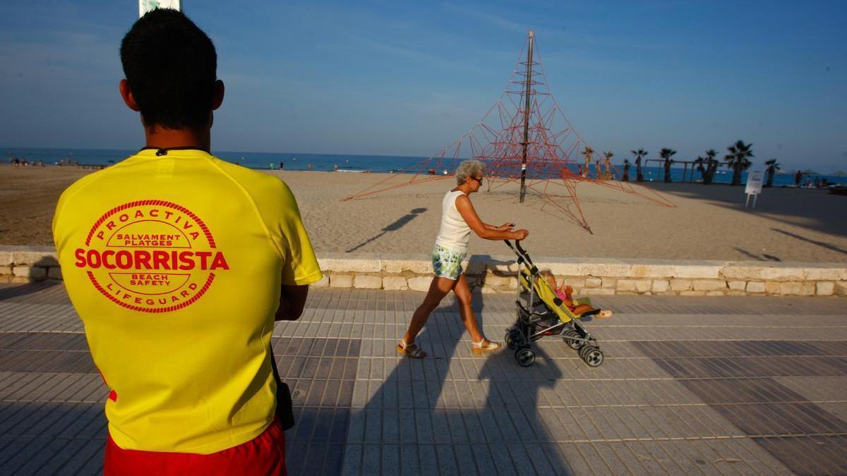 Un socorrista durante un servicio en la playa de San Juan, en una imagen de este pasado verano