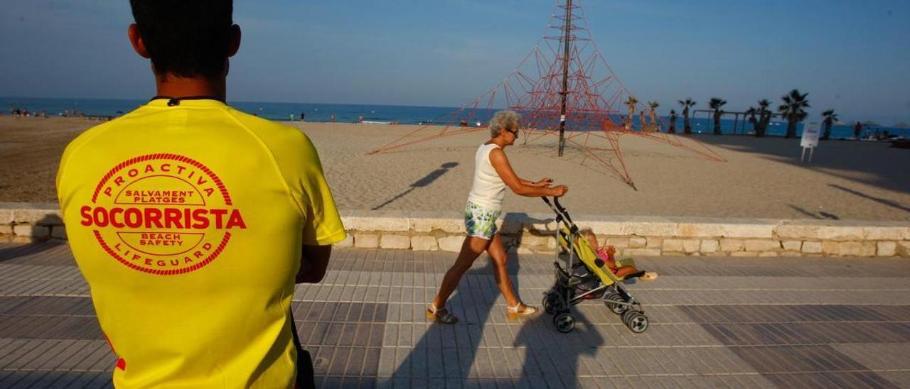 Un socorrista durante un servicio en la playa de San Juan, en una imagen de este pasado verano