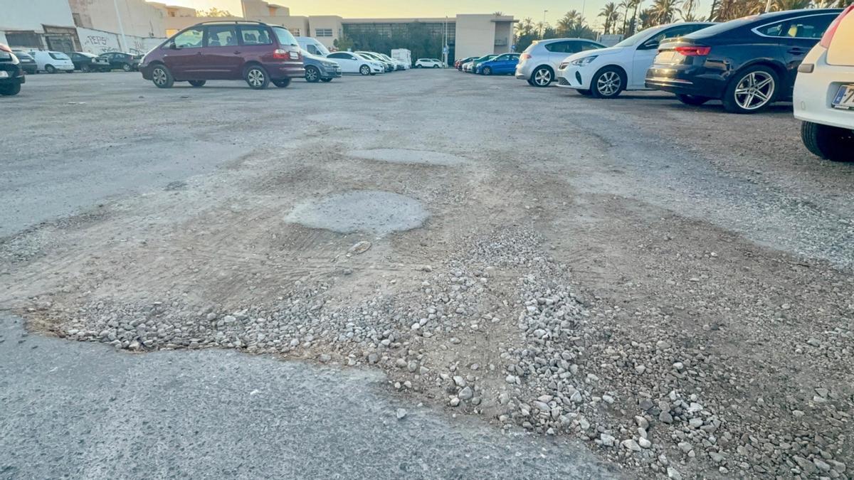 Parking donde se construirá el Palacio de Congresos repleto de baches, en una imagen facilitada por el PSOE