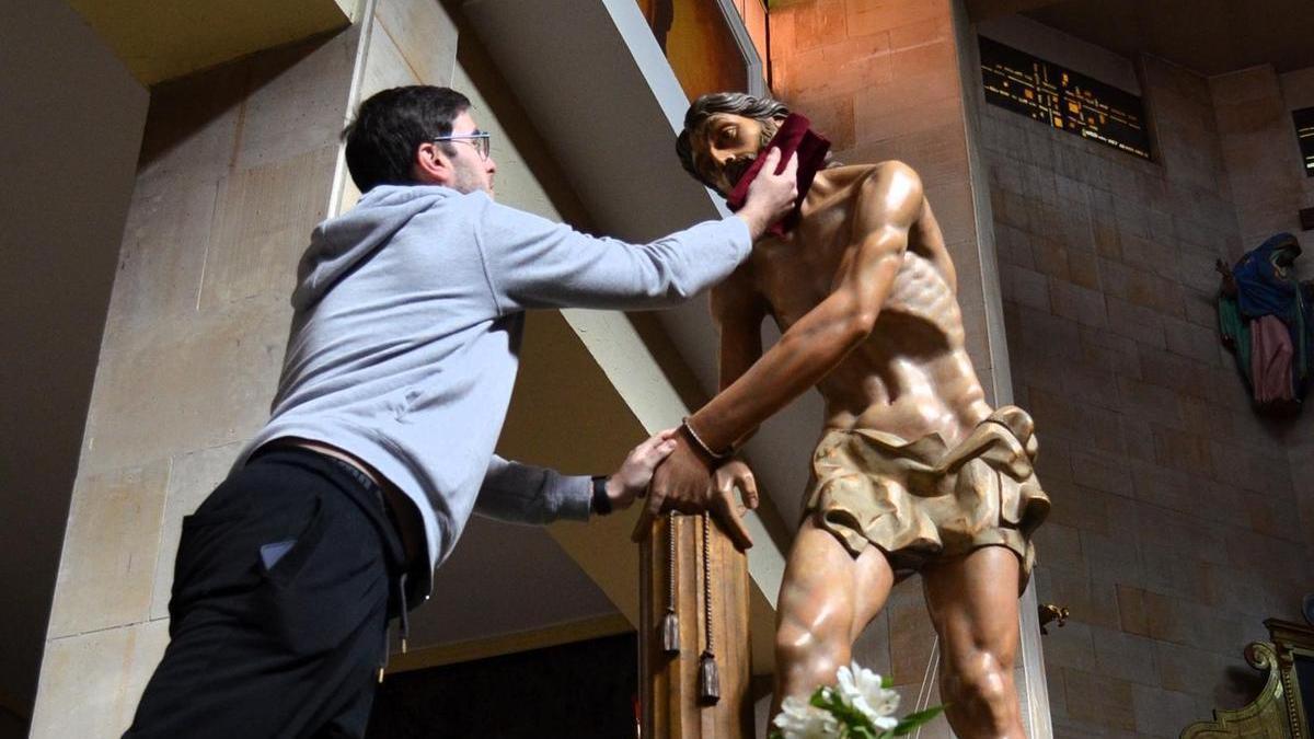 Así prepara la Cofradía del Silencio de Benavente los pasos para Semana Santa
