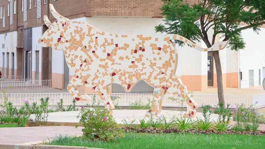 Onda inaugura un toro de 'trencadís' cerámico para rendir homenaje a la tradición taurina