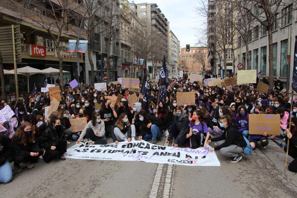 Manifestació d'estudiants a Girona per commemorar el 8-M