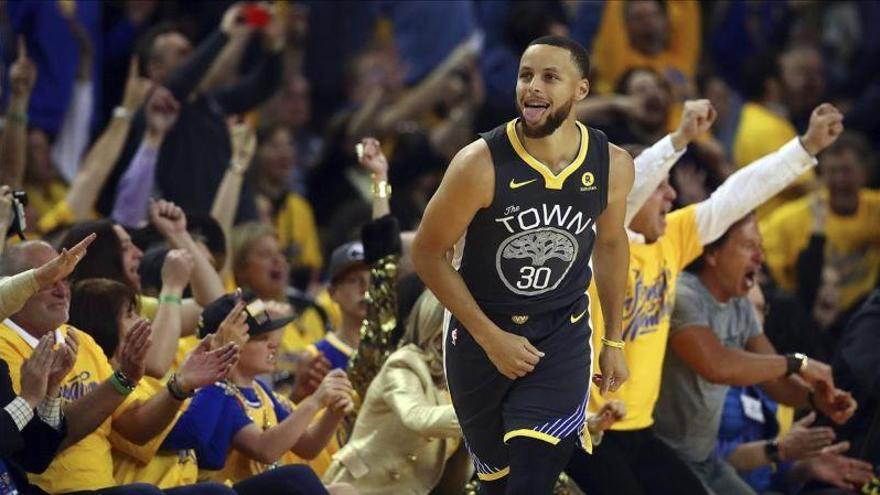 Con un festival de triples de Curry, los Warriors avanzan al 2-0