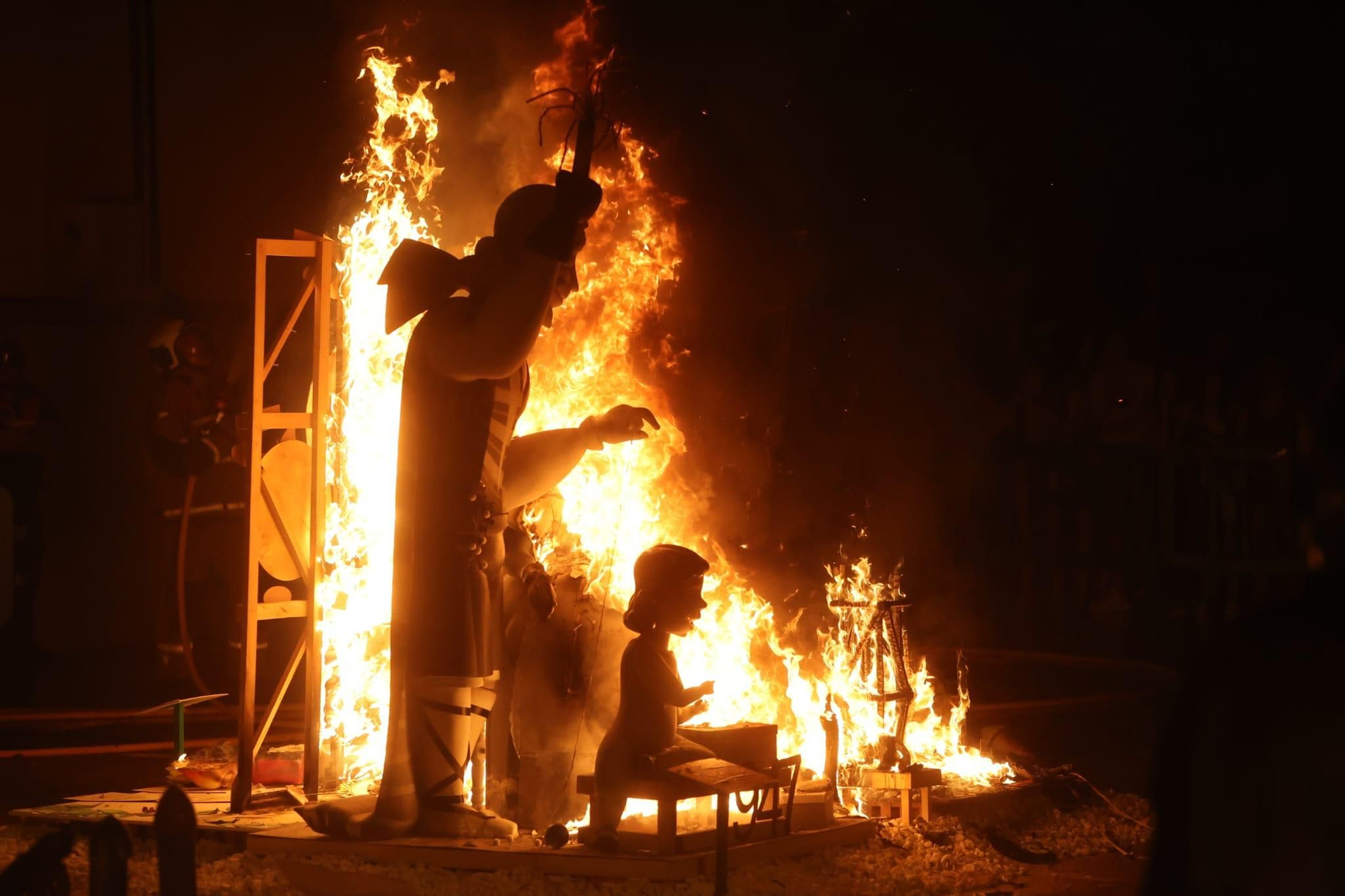 Cremà de las Hogueras de San Vicente, en imágenes