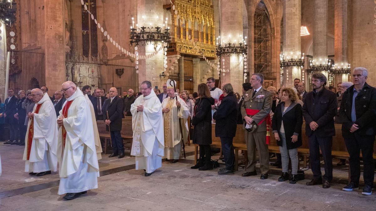 El obispo de Mallorca, Sebastià Taltavull, esta mañana en el recorrido al altar de la Seu para oficiar la misa por la Festa de l'Estendard.