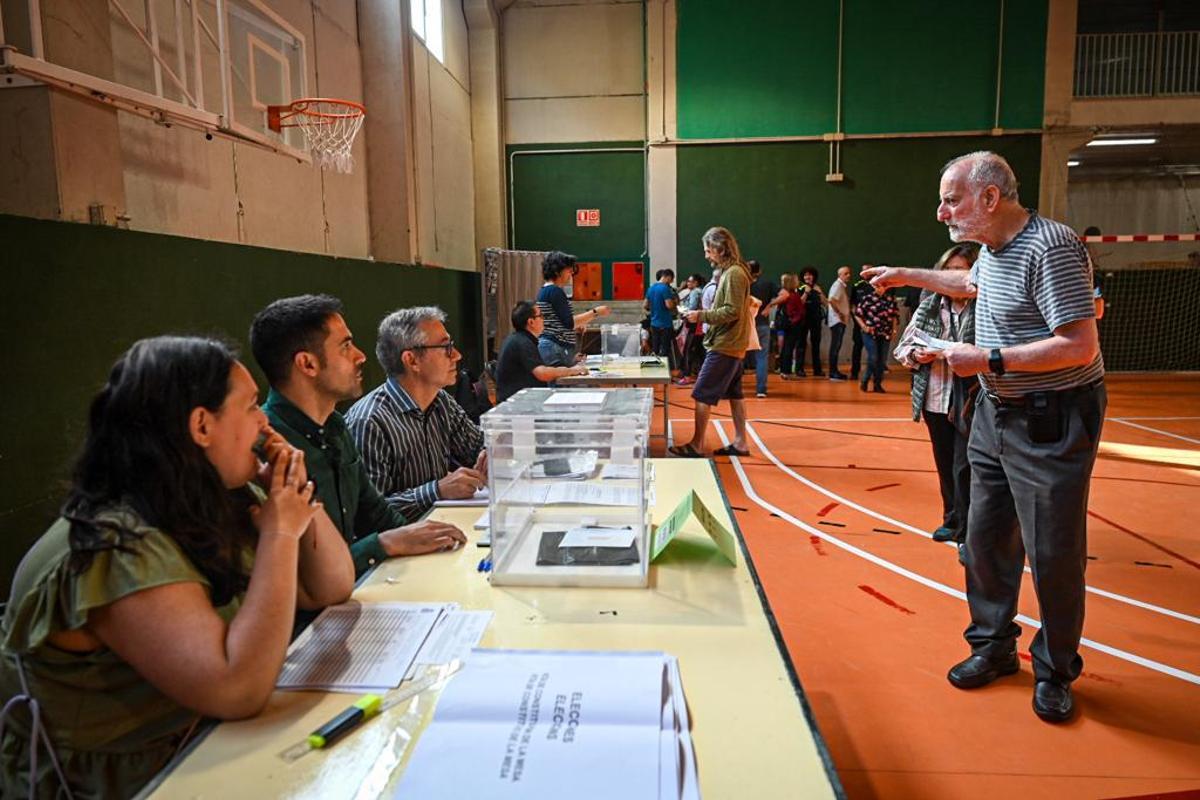 Votaciones en la escuela Grèvol de Barcelona, en el barrio del Front Marítim.