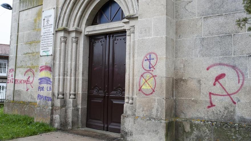 Pintadas en la fachada de la iglesia de Maside. // B. Lorenzo