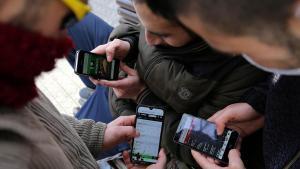 En la foto, unos jóvenes jugando con sus móviles en páginas de apuestas deportivas online. Foto archivo