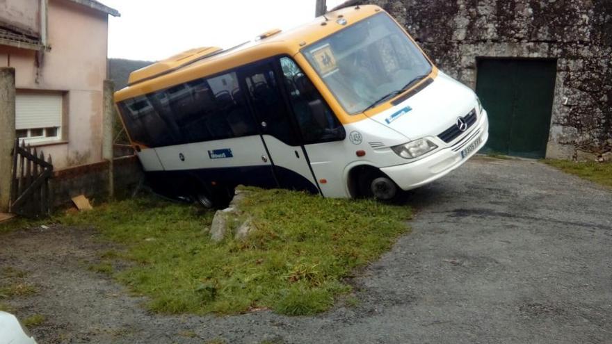 El microbús, tras el accidente