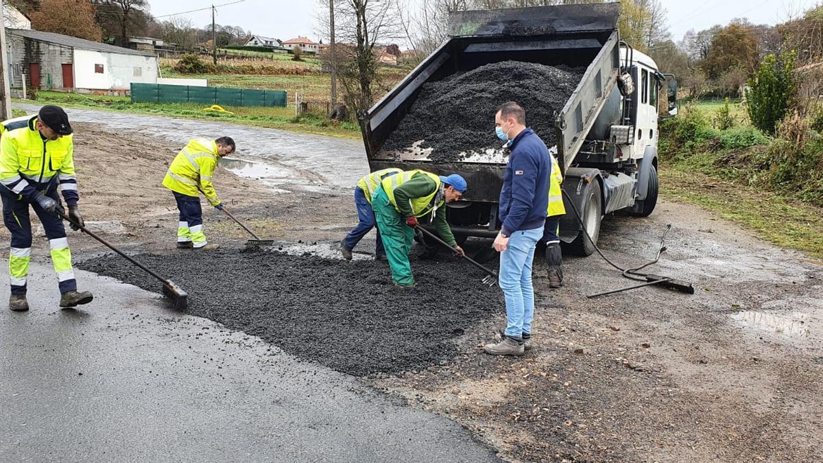 Cuñarro inspecciona unas obras en un vial.