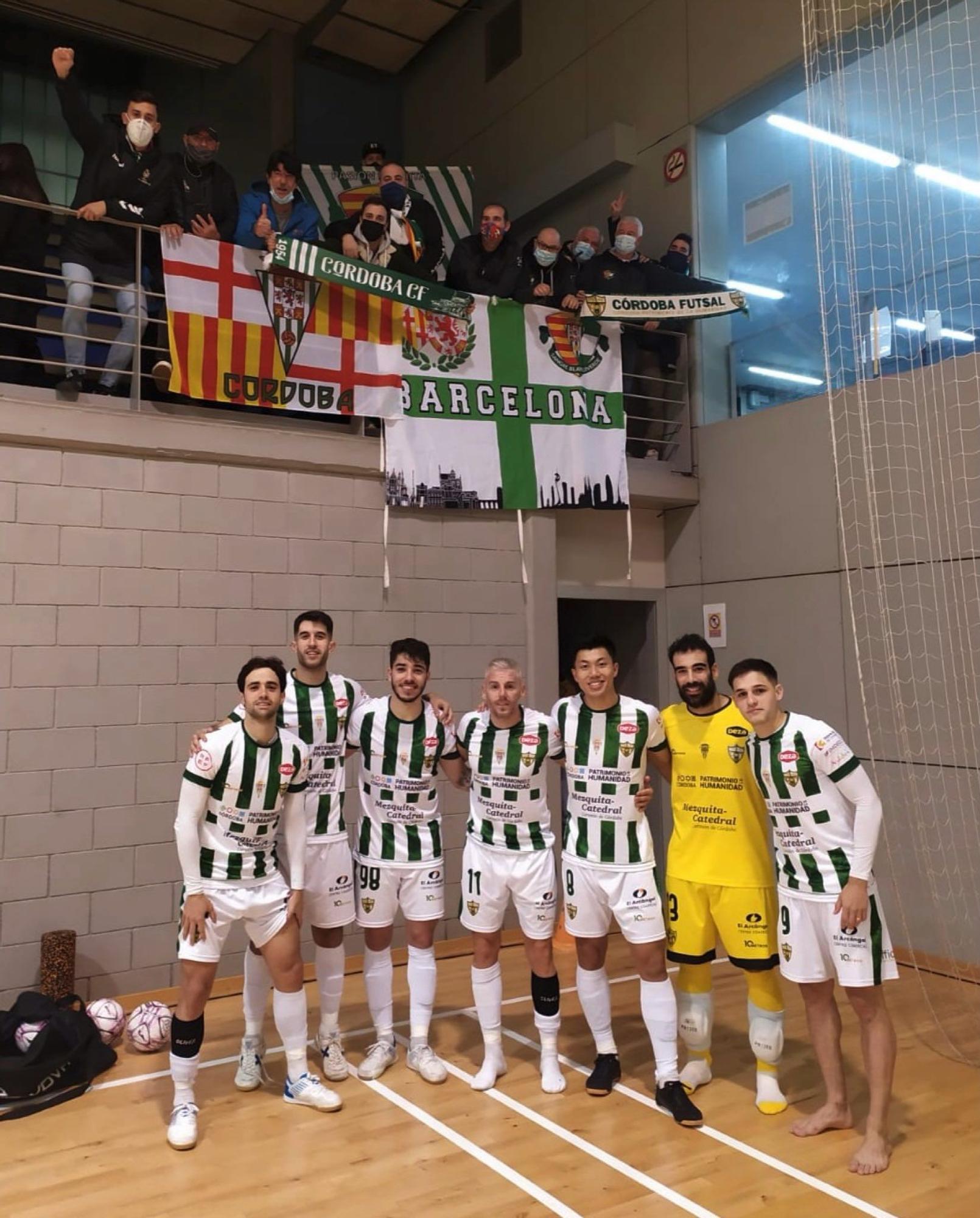 Los jugadores del Córdoba Futsal con la Peña Sangre Blanquiverde en Hospitalet.