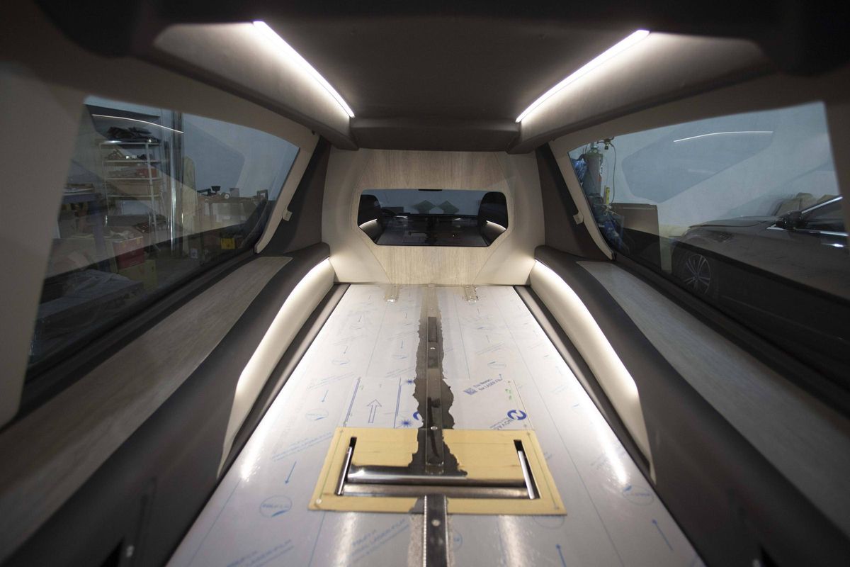 Cabina trasera de un coche Tesla transformada en un vehículo fúnebre.