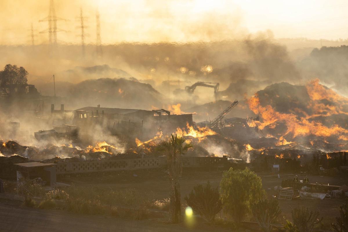 Incendio en Tenerife: continúan los trabajos de bomberos, que pueden durar varios días