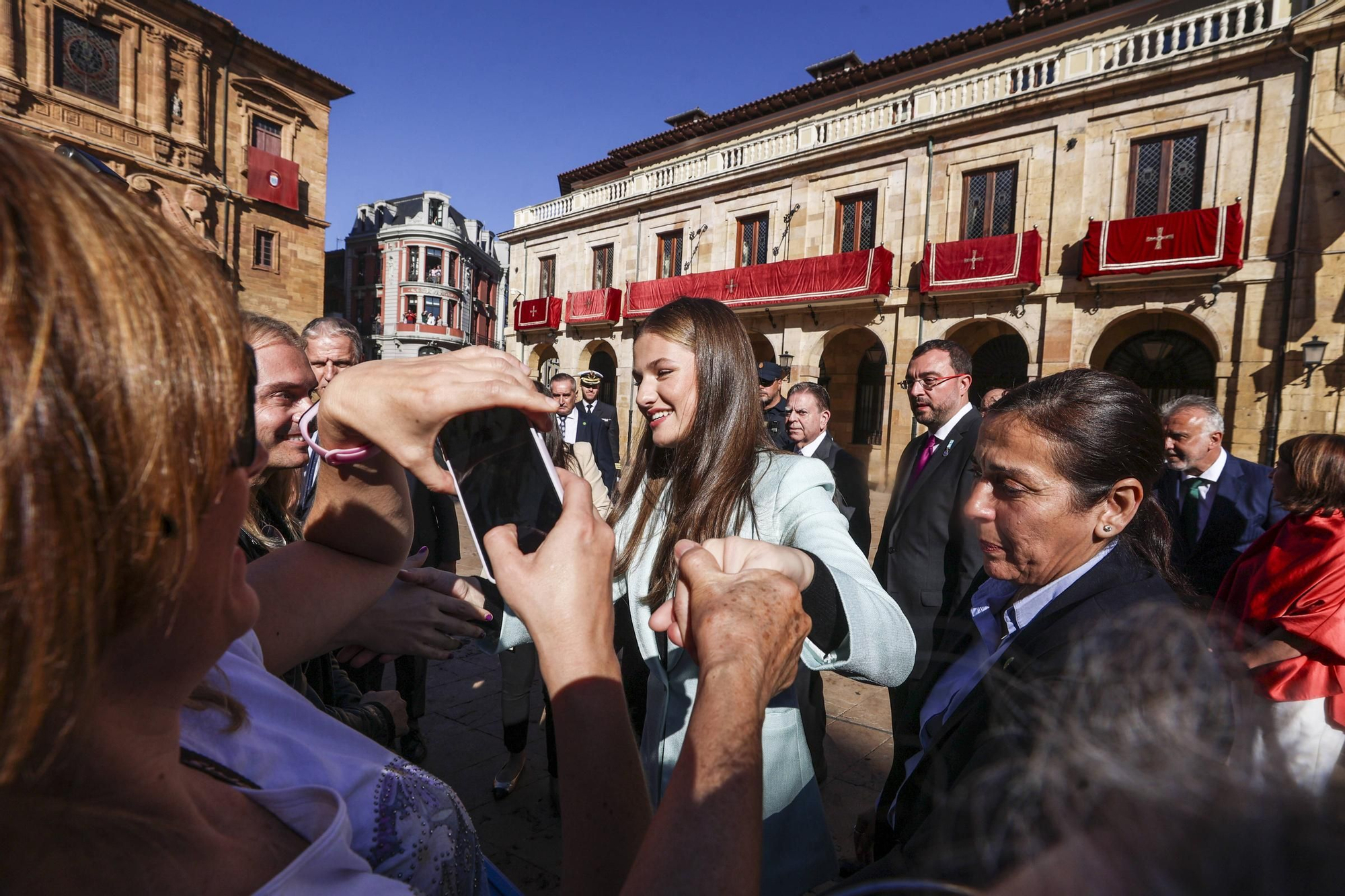 EN IMÁGENES : Leonor derrocha simpatía al recibir la Medalla de Asturias y el título de Alcaldesa Honoraria de Oviedo