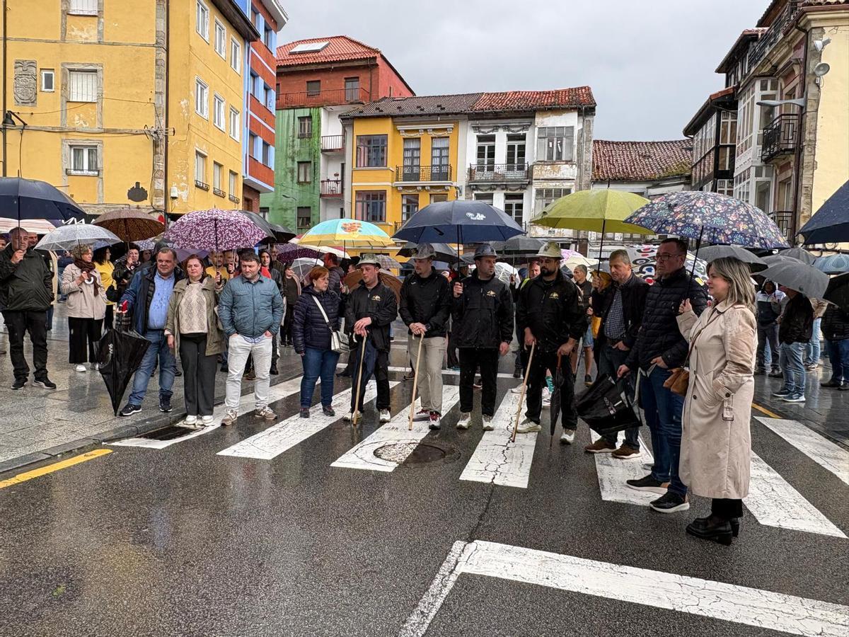 Los cuatro mineros con los represntantes municipales y sindicales a su llegada a Tineo.