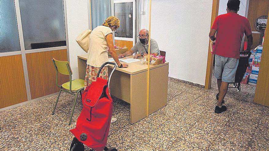 Entrega de alimentos de Cáritas en Tómbola. 