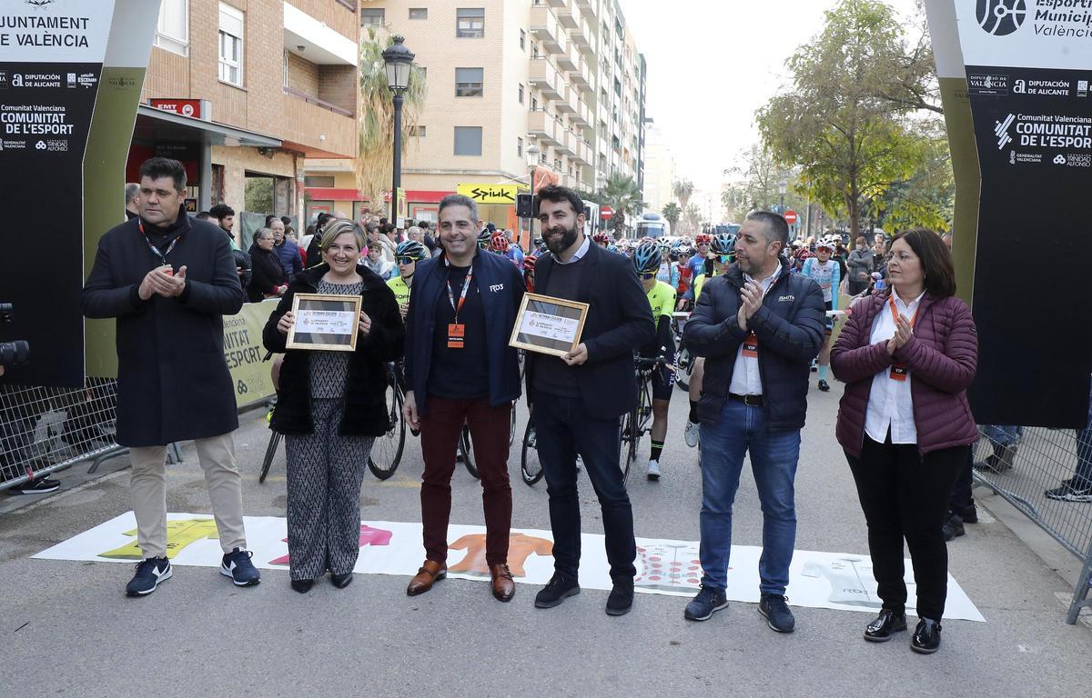 Salida de la primera etapa de la Setmana Ciclista femenina