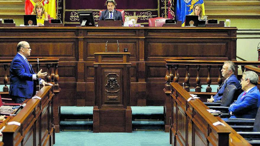 José Miguel Barragán, secretario general de CC y portavoz en el Parlamento regional, se dirige a Ángel Víctor Torres en el plenno de ayer.