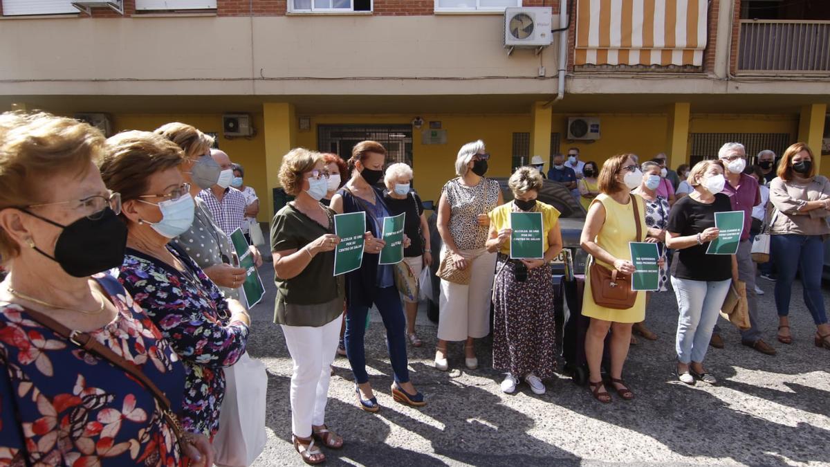 Concentración en Alcolea por el nuevo centro de salud.