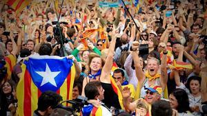 Alegrías en el parc de la ciutadella tras la proclamación de la independencia de Catalunya.