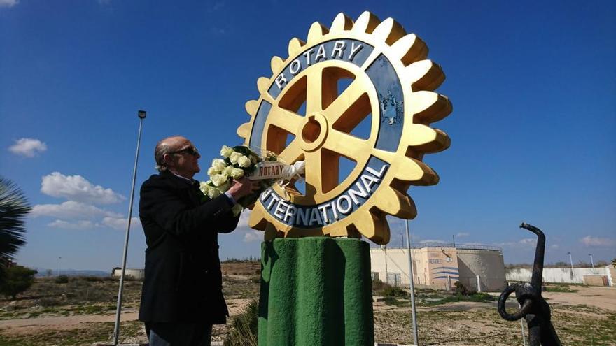 Los rotarios dejaron unas flores en el monumento