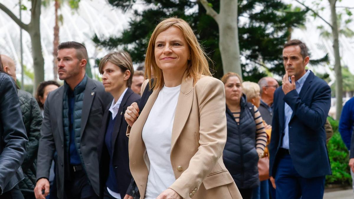 Pilar Bernabé ha entrado tranquila y sin protestas en la Ciudad de la Justicia