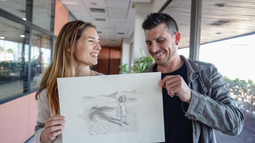 Nayra Lemes y Jonay Ruiz, con una ilustración de &#039;Fénix, el niño del desierto&#039;. José Carlos Guerra