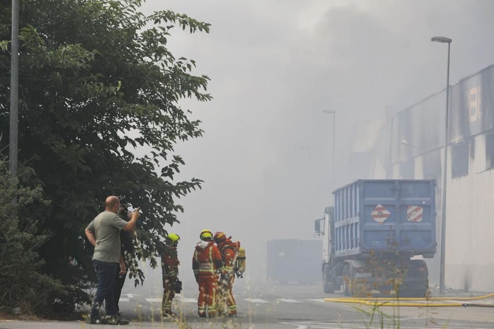 Incendio en una empresa del Polígono Industrial la Fillola, en Aldaia