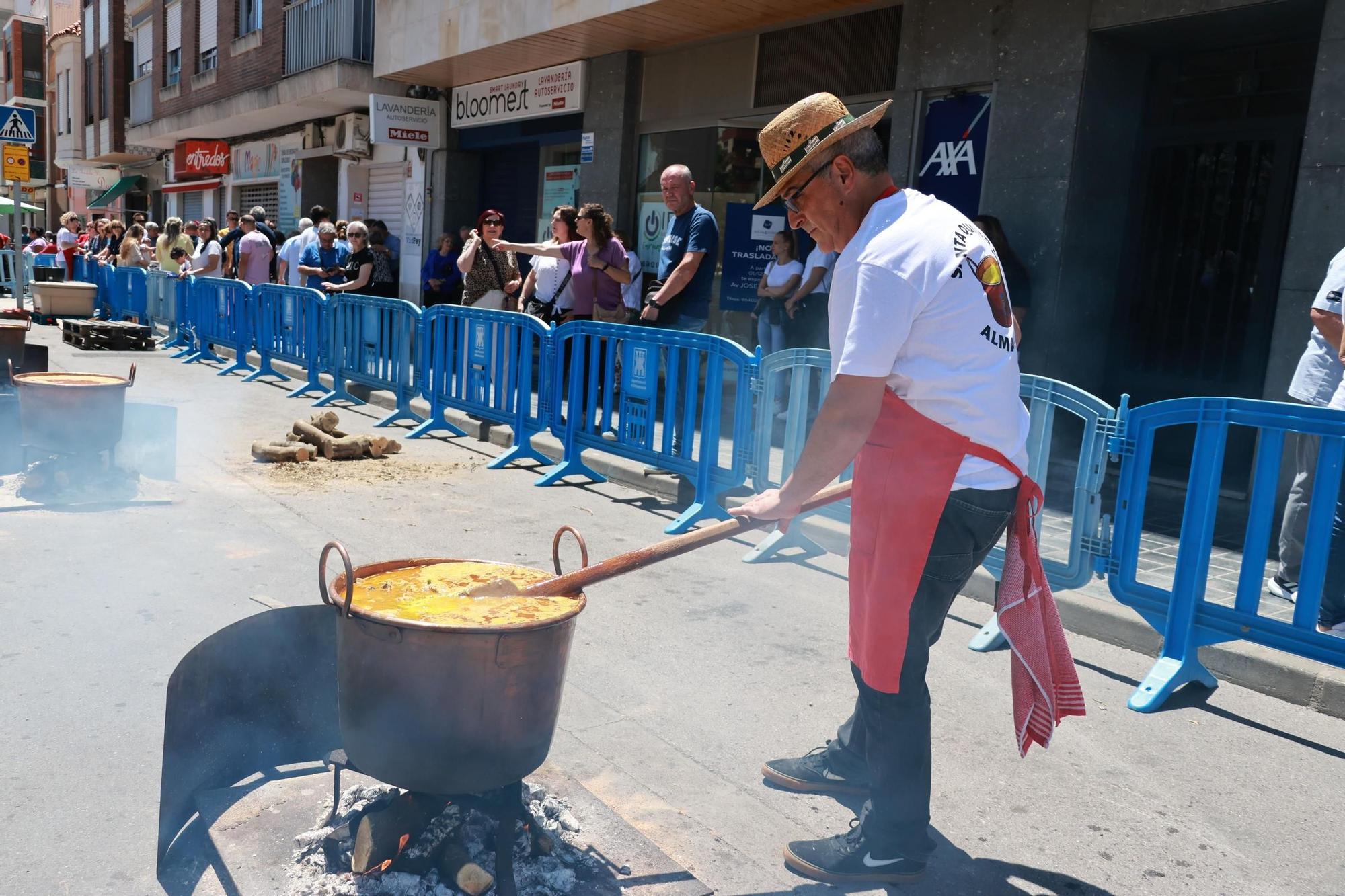 Galería del reparto de arroz de les 'calderes' en el día grande de las fiestas de Almassora